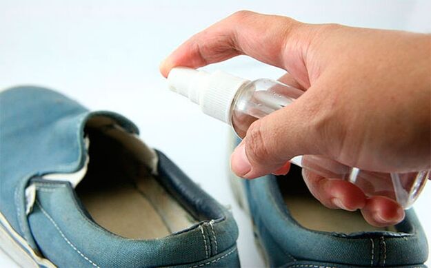 Durante o tratamento do fungo, é necesario tratar os zapatos cunha solución especial. 