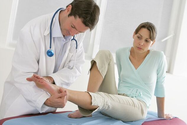 Se sospeitas de fungo na unha do pé, debes ser examinado por un médico. 
