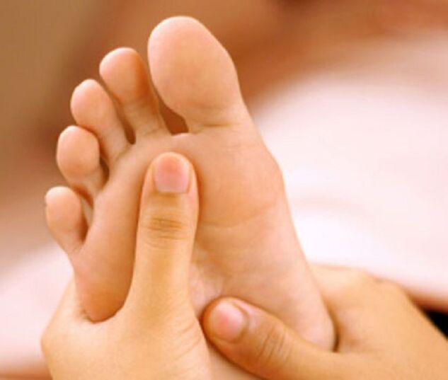 Unha infección por fungos maniféstase principalmente como descamación da pel dos pés e comezón. 