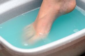 Baños con vinagre de sidra de mazá para o tratamento do fungo nas pernas