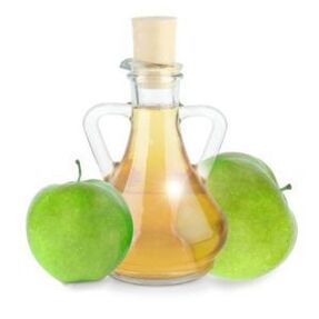 usando vinagre de mazá para unha fungo do pé