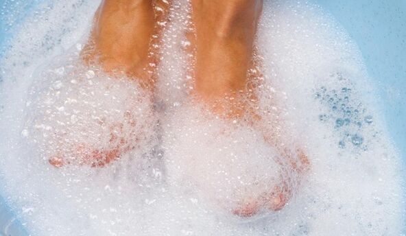 baños con xabón de roupa para tratar fungos nas unhas dos pés