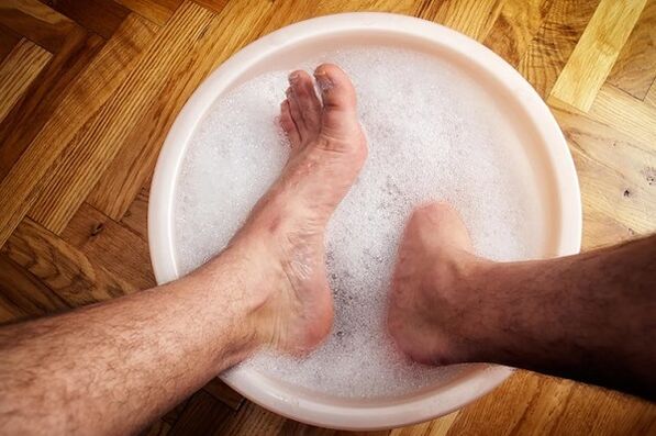 tratamento de fungos nas unhas dos pés cun baño de sosa