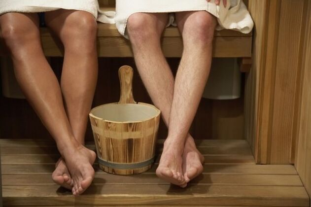 É doado conseguir fungo das unhas dos pés nunha casa de baños