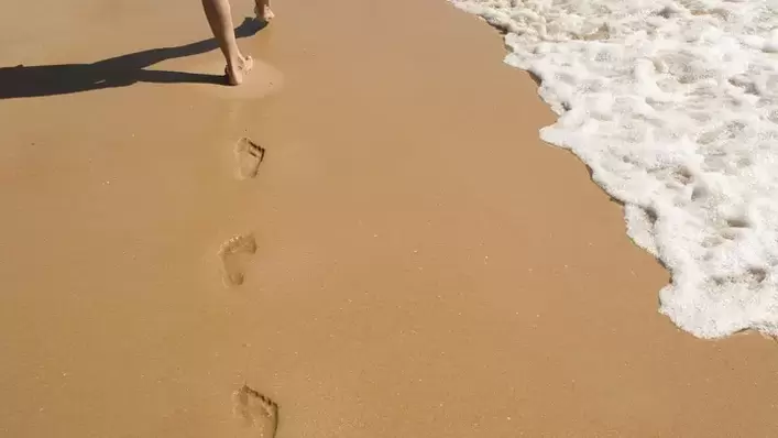 pegadas na costa areosa