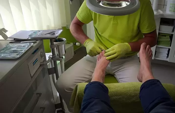 procedemento de coidado das uñas do pé